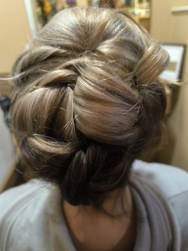 Réalisation de coiffure au salon Coif’Actuel à Templeuve